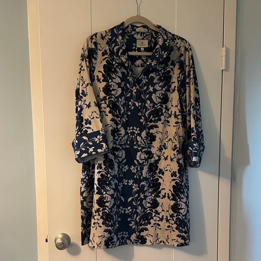 Tuckernuck Navy and Cream Floral Mini Dress Sz M